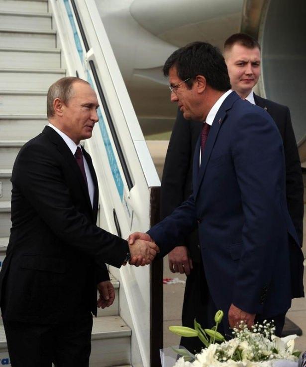 <p><strong>PUTİN DE GELDİ</strong><br />
Obama'nın ardından Putin de Antalya'ya geldi. Vladimir Putin, Merkel ve Obama gibi bugün Erdoğan'la görüşecek liderler arasında yer alıyor.</p>