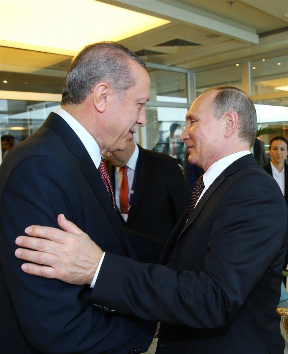 <p>Cumhurbaşkanı Recep Tayyip Erdoğan ve Rusya Devlet Başkanı Vladimir Putin selamlaşması objektiflere böyle yansıdı.</p>
