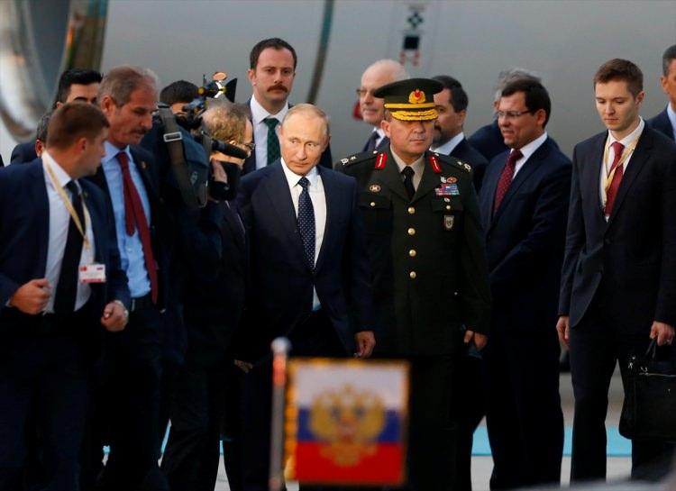 <p>Rusya Devlet Başkanı Vladimir Putin, resmi temaslarda bulunmak için Türkiye'ye geldi. Rus liderin uçağı Ankara'ya indi.</p>

<ul>
</ul>
