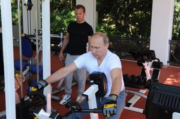 <p>Sporcu kimliğiyle de bilinen Rus lider Putin, Başbakan Dimitry Medvedev'i yanına alarak bu alandaki yeni hünerini sergiledi.</p>

<p>Ekonomik sıkıntı nedeniyle popülaritesi düşen Putin'in halkla ilişkiler çalışması yaptığı ve güç gösterisinde bulunduğu belirtildi.</p>

<p><a href="http://video.haber7.com/video-galeri/58840-putinden-rus-halkina-guc-gosterisi" target="_blank"><strong>HABERİN VİDEOSU İÇİN TIKLAYINIZ...</strong></a></p>
