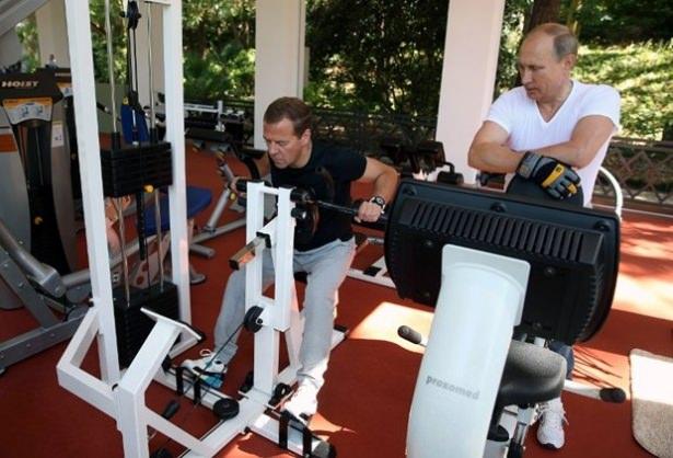 <p>Rusya Devlet Başkanı Vladimir Putin ve Başbakan Medvedev spor için Rusya'nın Karadeniz kıyısında bulunan kenti Soçi'de bir araya geldi.</p>

<p><a href="http://video.haber7.com/video-galeri/58840-putinden-rus-halkina-guc-gosterisi" target="_blank"><strong>HABERİN VİDEOSU İÇİN TIKLAYINIZ...</strong></a></p>
