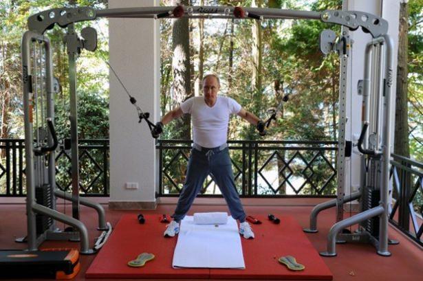<p>Soçi'deki konutunda Medvedev ile spor yapan Putin daha sonra kahvaltıya geçti. Putin ile Medvedev'in kahvaltı menüsü ise et ağırlıklıydı.</p>

<p><a href="http://video.haber7.com/video-galeri/58840-putinden-rus-halkina-guc-gosterisi" target="_blank"><strong>HABERİN VİDEOSU İÇİN TIKLAYINIZ...</strong></a></p>
