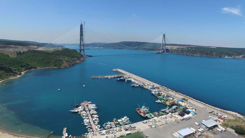 <p>İstanbul Boğazı'nın üçüncü incisi Yavuz Sultan Selim Köprüsü'nün de birçok özelliğiyle dünya mühendislik tarihi için önemli olduğunu vurgulayan Arslan, köprü ve devamı niteliğindeki 95 kilometrelik otoyol, bağlantı yolları ve kavşak kollarıyla toplam 215 kilometrelik yolu daha hizmete almayı planladıklarını söyledi.</p>

<p> </p>

