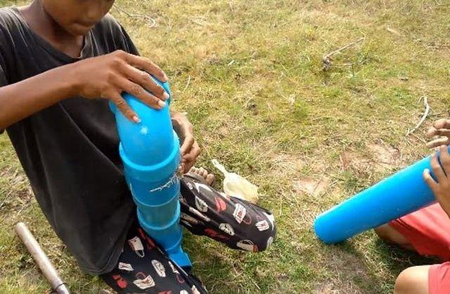 <p>Bu zeki iki çocuk, PVC borusuyla ilginç bir balık tutma yöntemi geliştirdi.</p>
