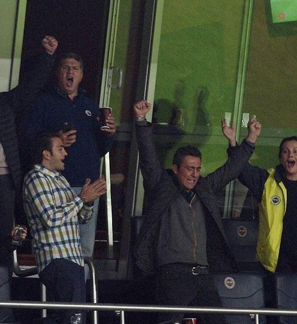 <p>ALİ KOÇ'UN GOL SEVİNCİ<br />
<br />
“İlk kongrede adayım” diyen Ali Koç, Karabükspor maçında locasındaki yerini aldı. Koç, atılan gollerde adeta coştu, farklı galibiyet nedeniyle büyük mutluluk yaşadı.</p>
