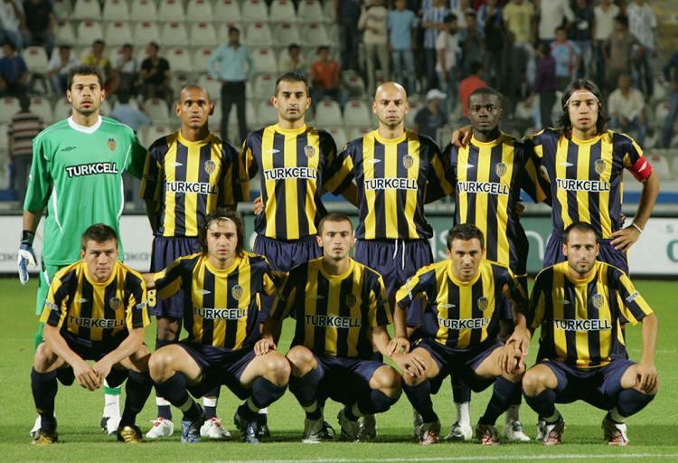 <p>ANKARAGÜCÜ 2007-2008<br />
<br />
Soldan sağa</p>
<p><strong>Ayaktakiler:</strong> Serkan Kırıntılı, Andre da Silva, Elyasa Süme, Giani Kirita, Gustave Bebbe, Emre Güngör.</p>
<p><strong>Oturanlar:</strong> Cem Can, İlkem Özkaynak, Murat Duruer, Ahmet Dursun, Yasin Çelik.</p>