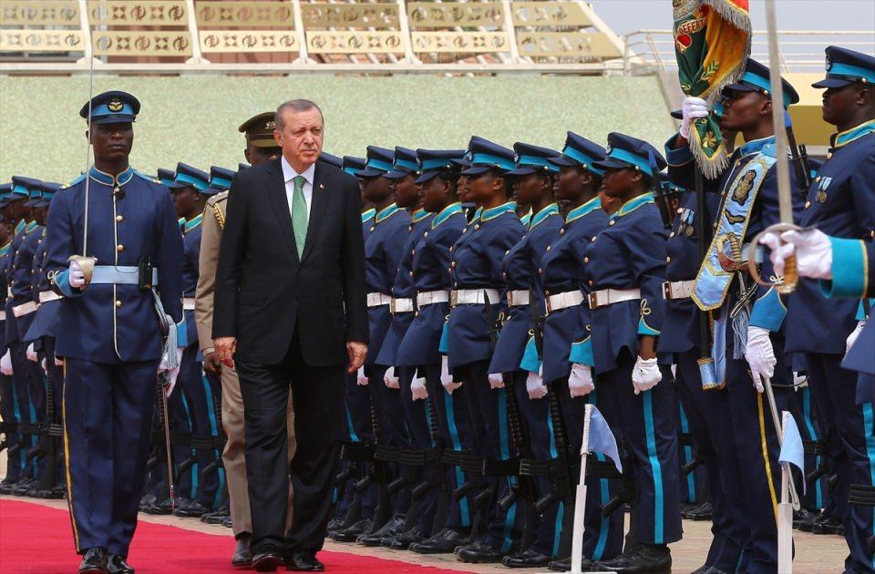 <div>Tokalaşarak gazetecilere poz veren Erdoğan ve Mahama, baş başa ve heyetler arası görüşmeler ile imzalanacak anlaşmalar için Başkanlık Sarayı'na geçti.</div>
<div> </div>