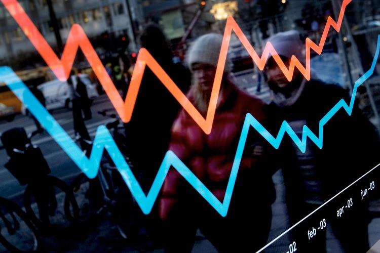 <p><strong>SORU 2: Dövizin yükselmesi, ne tür sıkıntılar ortaya çıkarabilir?</strong></p>

<p>CEVAP 2: Cari açığı da eklediğiniz zaman, Türkiye'nin bir yıl içinde 200 milyar dolar sınırında bulunan borç ödemesi var. Bu normal şartlarda döndürülmesi zor olmayan bir rakam olarak değerlendiriliyor. Ancak döviz yükseldikçe otomatikman borcunuz da artıyor.</p>
