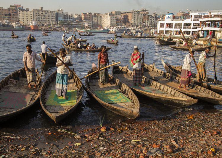 <p>Karasal Alan km²<br />
Bangladeş<br />
130.168</p>

<p> </p>
