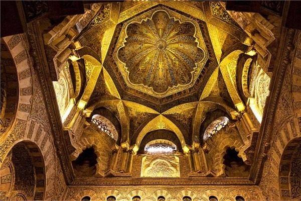 <p><strong>Kurtuba Camii</strong><br />
Córdoba, İspanya</p>
