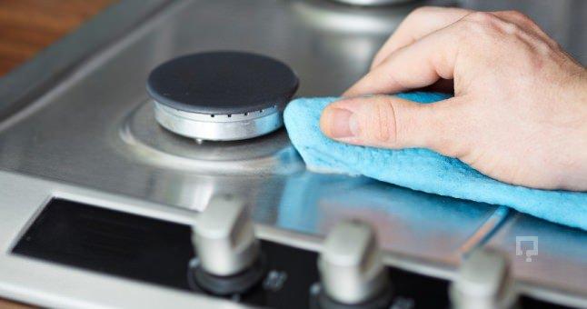 <p>Öncelikle ocak ve fırında yemek pişirirken damlayan, bulaşan lekelerin anında temizlenmesi gerekir. Kuruyan lekeleri temizlemek oldukça zor olur. Bunun için nemli, mikrofiber yapıda bir bez tercih edebilirsiniz. </p>
