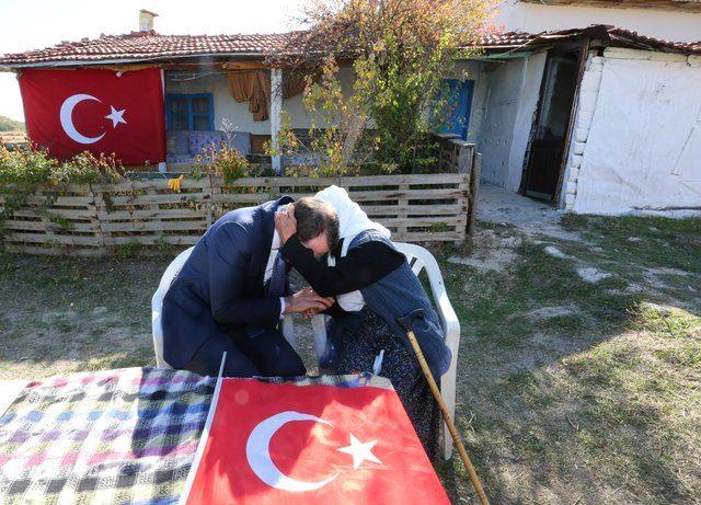 <p>Albayrak, kendisine ve Cumhurbaşkanı Recep Tayyip Erdoğan'a dua eden Hesna nineye teşekkür ederek, şunları dile getirdi:</p>

<p> </p>

