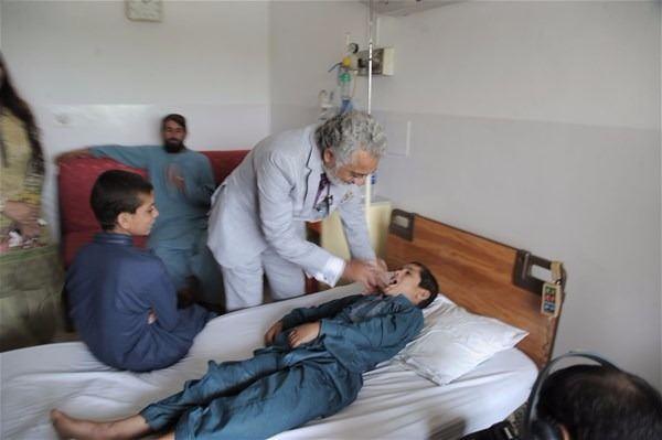 <p>Ücretsiz sürdürülen testlerin sonuçları analiz için yurtdışındaki uzmanlara gönderilmesine rağmen çocukların hava kararır kararmaz felç yaşamasına neyin neden olduğu bulunamadı.<br />
</p>