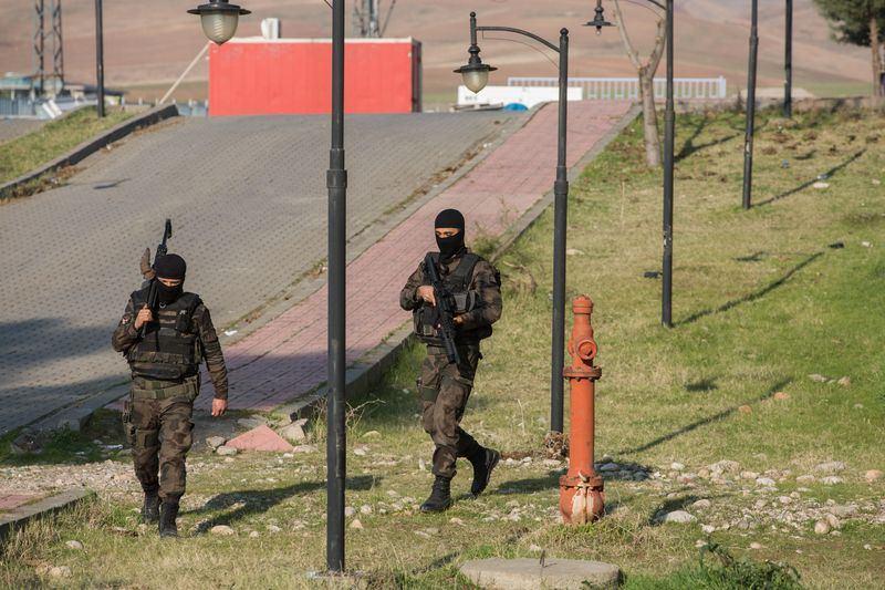 <p><strong>Keskin nişancı etkisiz hale getirildi</strong></p>

<p>Teröristlerce kullanıldığı tespit edilen evlerde ise arama yapılıyor. Fırat Mahallesindeki bir evde yapılan aramada güvenlik güçleri 7 Kalaşnikof tüfeği şarjörü, iki tabanca ile örgütsel doküman ele geçirdi. Barbaros Mahallesinde ise bir evin çatısında mevzilenen terör örgütü üyesi keskin nişancı, özel harekat polislerince etkisiz hale getirildi.</p>
