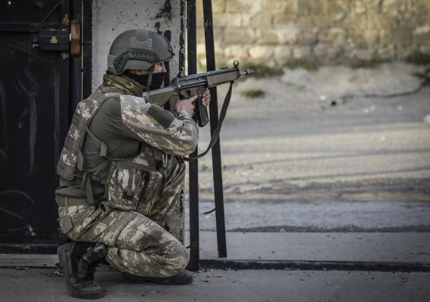 <p><span style="color:#A9A9A9"><strong>Güvenlik güçlerinin mahalledeki ilerleyişi, evleri tek tek kontrol  ederek sürdürüyor. </strong></span></p>
