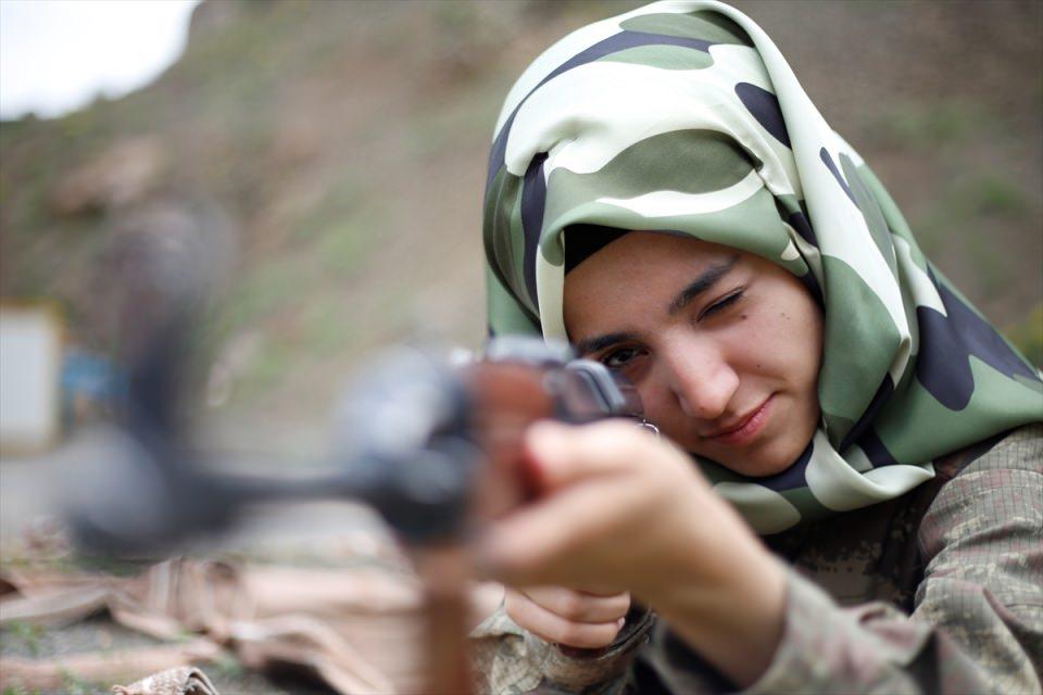 <p>Babasına haber vermeden yaptığı güvenlik korucusu başvurusunun kabul edildiğini ifade eden Karabulut, "Diğer kardeşlerimin hepsinin kendine göre işleri var.</p>
