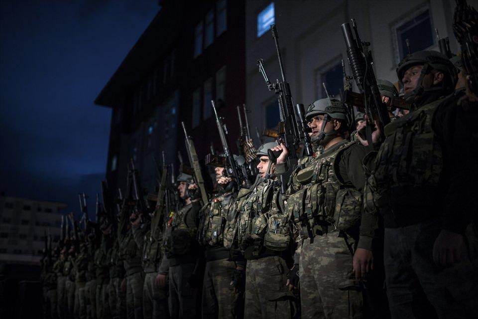 <p>Operasyon süresince kaldıkları yerleşkede yolculuğa hazırlanan güvenlik güçleri, yola çıkmadan önce 52 gün süren görevleri boyunca, omuz omuza mücadele verdikleri arkadaşlarıyla vedalaştı.</p>
<p> </p>