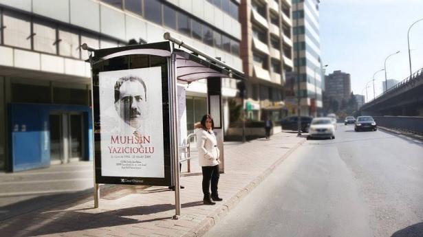<p><strong>MUHSİN YAZICIOĞLU</strong></p>

<p>Topluma mal olmuş kişilerin anısına tasarlanan "Vefa Durakları Projesi" kapsamında hazırlanan özel görseller Proje kapsamında ilk olarak İstiklal Marşı'nın şairi Mehmet Akif Ersoy için özel durak tasarlanmıştı. Barış Manço, Prof. Dr. Necmettin Erbakan, Muhsin Yazıcıoğlu, Kayahan, Turgut Özal ve Zeki Alasya gibi isimler anısına özel duraklar yapıldı.</p>
