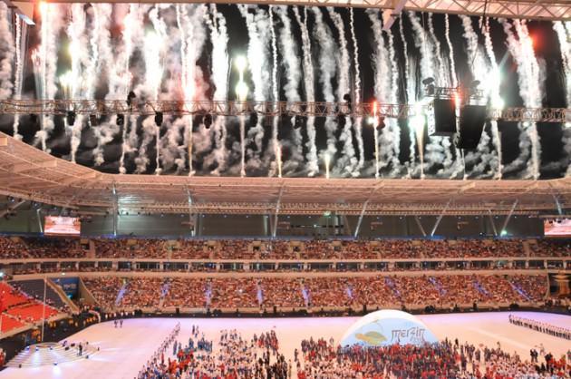 <p>18 Haziran'da oynanan basketbol ma&ccedil;larıyla start alan&nbsp;17. Akdeniz Oyunları'nın resmi a&ccedil;ılışı havayi fişek ve bayrak şovlarıyla başladı.</p>