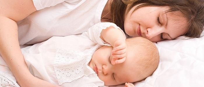 <p>Yenidoğan bebeğiniz sık sık uyanıp sizi yanında isteyebilir. Böyle durumlarda anneler, bebeklerini tek yatırmaya gönülleri razı olmaz ve onlarla birlikte yatmak isterler.</p>

