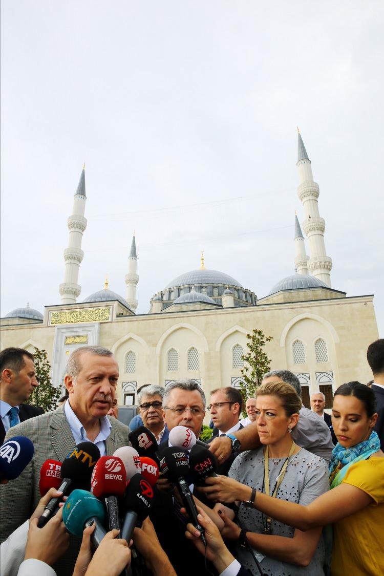 <p>Erdoğan, Mısır ile ilgili bir soruyu da "Mısır halkıyla herhangi bir sorunumuz yok. Mısır halkı kardeşimiz. Mısır’daki sorun yönetimle olan sorun. Özellikle liderle olan sorun" şeklinde yanıtladı.</p>
