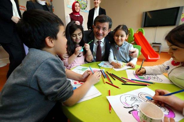 <p>Başbakan Ahmet Davutoğlu, işitme engelli vatandaşlara daha rahat hizmet verebilmek i&ccedil;in AK Parti Genel Merkezi b&uuml;nyesinde oluşturulan "işaret dili" dersine katıldı.</p>
