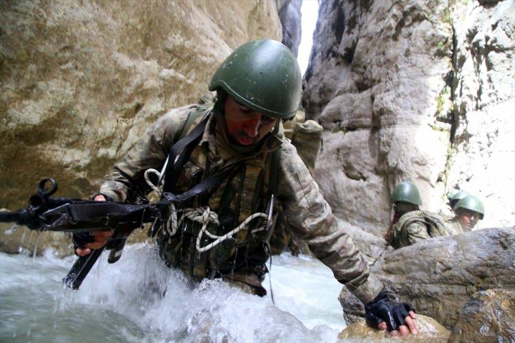 <p>İlk olarak fiziksel ve psikolojik testleri geçen adaylar, burada başarılı olabilmeleri halinde 7 ay süren, daha fazla dayanıklılık, güç, cesaret ve kararlılık gerektiren "derin kar ve şiddetli soğuklarda muharebe harekatı", "kara komando harekatı", "su üstü komando harekatı", "hava indirme harekatı" , "mayın/EYP müdahale ve acele tahrip teknikleri" ve "meskun mahallerde teröristle mücadele harekatı"na katılıyor.</p>
