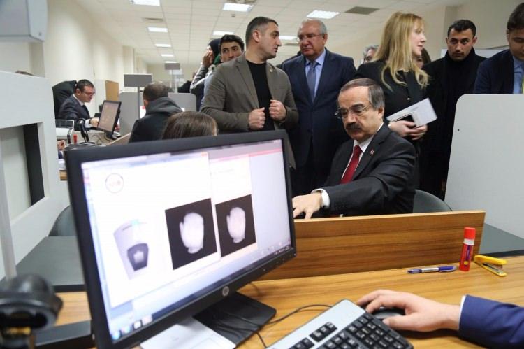 <p>Vatandaşlarımızın elinde var olan nüfus cüzdanları, yeni kimlik kartları ile değiştirilinceye kadar geçerlidir.</p>
