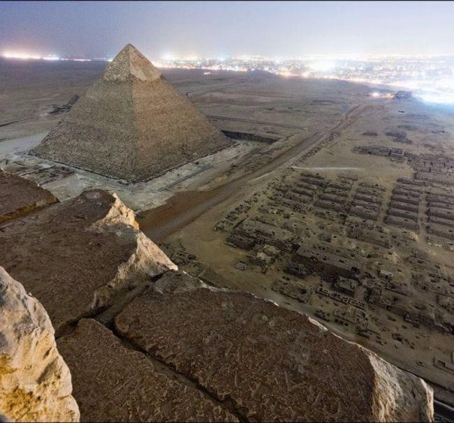 <p>Giza Piramitleri'nden bir görüntü</p>
