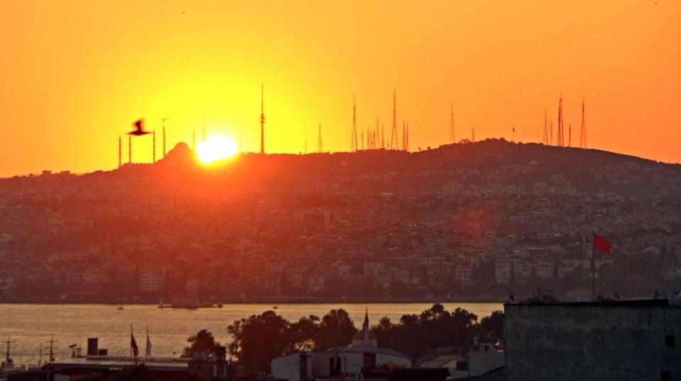 <p>Çamlıca Camii’nin minarelerinin arasından doğan güneş ile birlikte oluşan manzara İstanbul’un güzelliğini bir kez daha gözler önüne serdi. Gökyüzünün kızıla boyandığı anlarda kartpostallık görüntüler ortaya çıktı. Görüntülerde Galata Köprüsü’nün klasiği haline gelen balık tutan vatandaşlar da yer aldı.</p>
