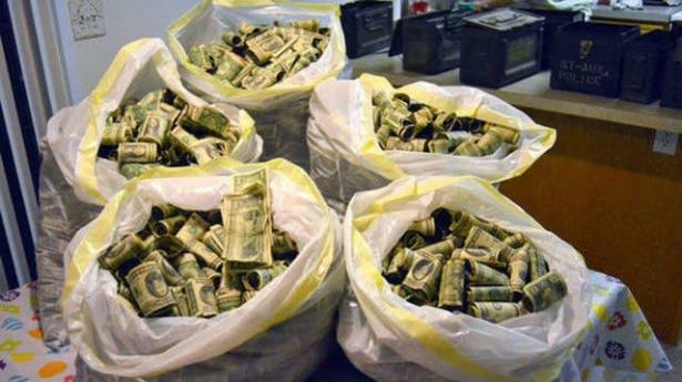 <p>Bir adam evinde 45.000 dolar buldu. </p>
<p> </p>