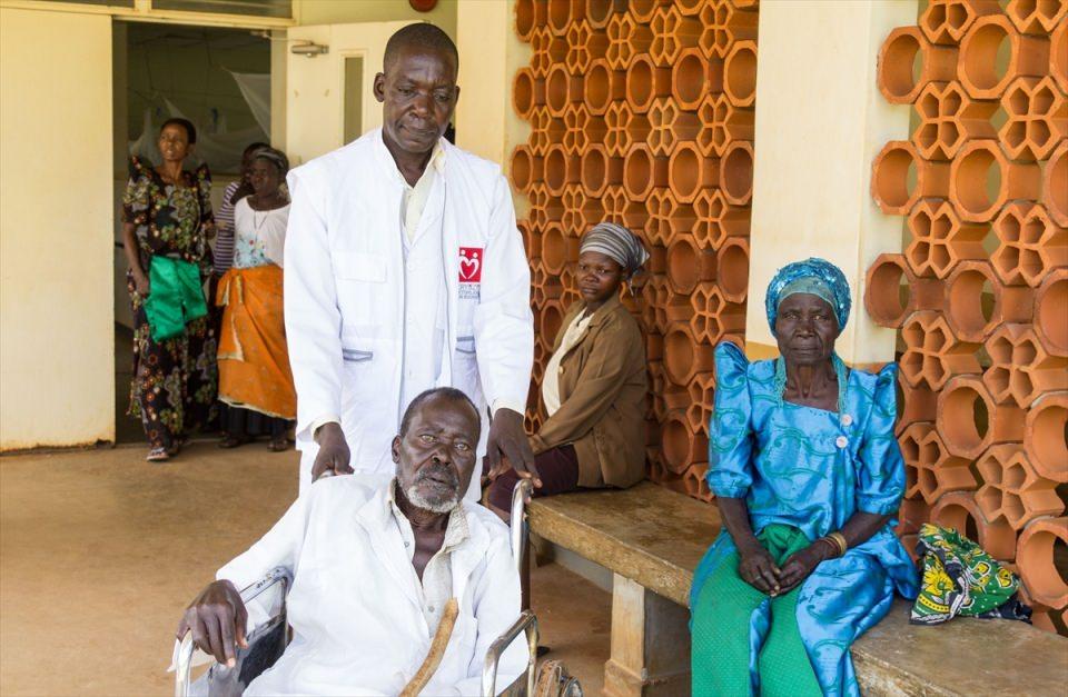 <p> Türkiye ve Azerbeycan'dan gönüllü olarak Uganda'ya gelen doktorlar tarafından ücretsiz göz ameliyatı olan Ugandalı yaşlı çift yıllar sonra yeniden görmeye başladı.</p>
