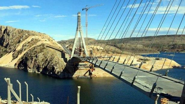 <p>Adıyaman Valisi Mahmut Demirtaş, Türkiye’nin 3. büyük köprüsü olan Nissibi Köprüsü’nde sona gelindiği açıkladı.</p>

<p> </p>
