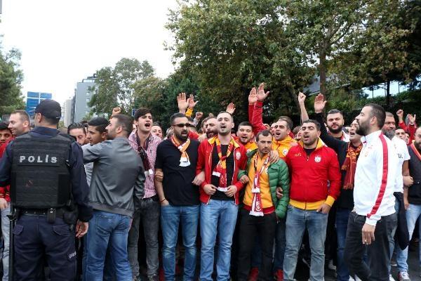 <p>Deplasman yasağının kalkmasının ardından, Beşiktaş-Galatasaray maçını izleyecek olan 2 bin Galatasaray taraftarı, Taksim Mete Caddesi üzerinde bir araya geldi.</p>
