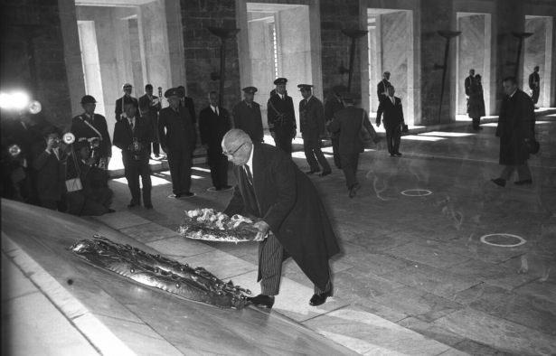 <p>Atatürk'ün naaşının Anıtkabir'e nakli töreninde Cumhurbaşkanı Celal Bayar, mozoleye çelenk koyarken görülüyor. Meclis Başkanı Refik Koraltan (arka sağda)</p>
