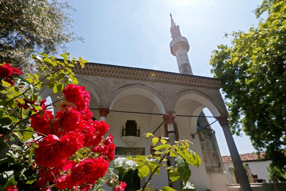 <p>İzmir'in en büyük ve en görkemli yapılarından olan 1597-1598 yıllarında yaptırılan Hisar Camisi, Konak Meydanı'nda çinileri ve sekizgen planıyla dikkati çeken 1754 yapımı Yalı (Konak) Camisi, 1636'da yaptırılan Şadırvanaltı Camisi gibi bazı tarihi camiler asırlardır dimdik ayakta yükselirken ecdadın bıraktığı ibadethanelerin önemli kısmı da çeşitli ilçelerde yer alıyor.</p>

<p> </p>
