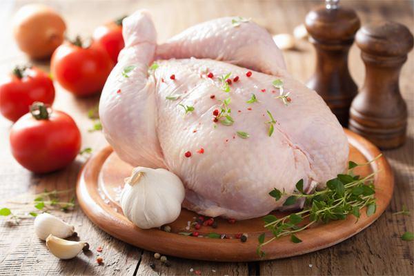 <p>Bu sebepten alışveriş yaparken en son tavuk ürünlerine bakılmalıdır. Bu sayede tavuk alışveriş boyunca soğukluğunu kaybetmez.</p>