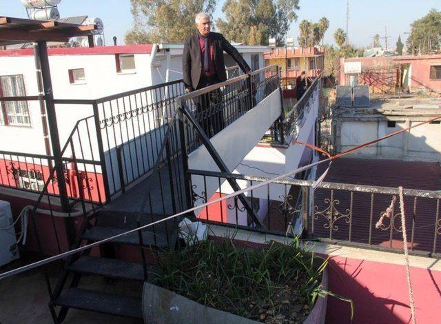 <p>Baba ile oğlun evini ortadan geçen sokak ayırıyordu. Evleri ayrı olsa da sürekli birbirlerine gidip gelen aileler, hem inip çıkmanın yorucu olması, hem de evin altında kahvehane bulunması nedeniyle soruna çözüm aradı.</p>