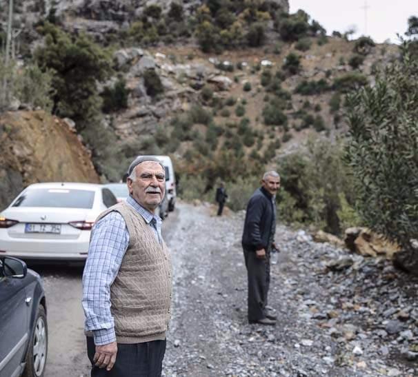 <p>Jandarma ekipleri de araçların yolda kalmaması için uyarı ve yönlendirmelerde bulundu.</p>
<p> </p>