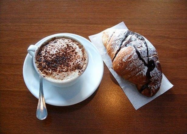 <p>İtalyan kahvaltısı</p>

<p>Espresso ve cappucino<br />
Tost ekmekleri "tramezzini"<br />
Mozarella peyniri</p>
