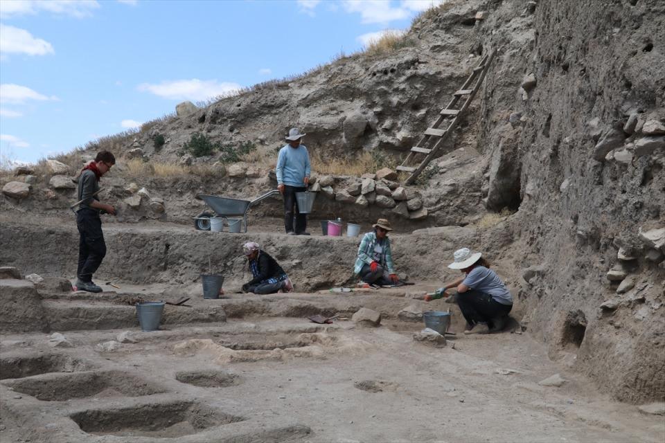 <p>Höyüğe geldiklerinde bir gün önceden kalan işler varsa onu tamamladıklarını anlatan Dinç, "Sonra kazmaya başlıyoruz, buluntular çıkınca onları kaydedip, etiketliyoruz.</p>

<p> </p>
