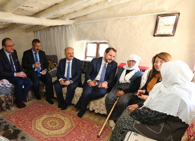 <p>AA'nın haberine göre, Albayrak, 50 yıldır elektriksiz yaşayan Hesna Uslu ile 75. Yıl Mahallesi'ndeki evinde bir araya geldi.</p>
<p> </p>