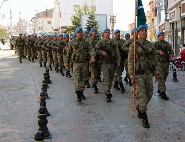 <p>Komandoların geçişi sırasında gökyüzüne atılan ramazan topları törene renk kattı.</p>