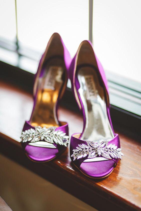 <p>Kristal taşlı ayakkabılar hem günlük hem de özel davetlerde tercih edilebilir.</p>
