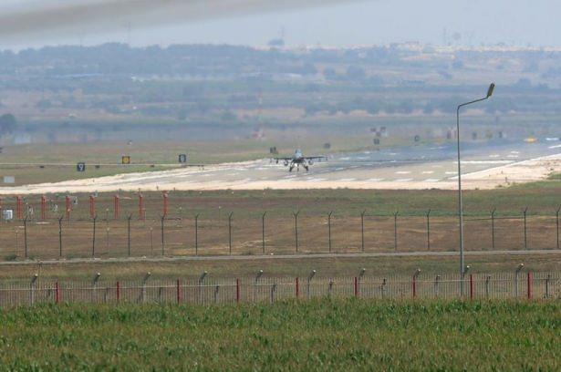 <p>Üsse C-5 ve KC-135 tipi 2 askeri uçak daha geldi. Ayrıca bu filonun yaklaşık 300 kişilik teknik bakım ekibi de geçen haftadan itibaren gelmeye başladı. Filonun geriye kalan 24 savaş uçağı da önümüzde günlerde İncirlik'te olacak.</p>