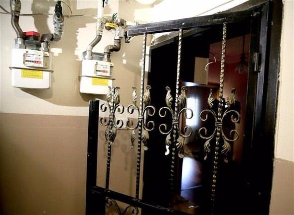 <p>İstanbul'da ünlü gece kulübü Reina’daki katliamı gerçekleştiren DEAŞ’lı teröristle ilgili çeşitli illerde operasyonlar devam ederken, teröristin Konya’daki irtibatlı olduğu ve saldırıdan sonra sır olan 3 ailenin izi İzmir’de bulundu. </p>
<p> </p>