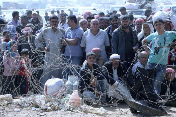 <p>Rakka'ya bağlı Tel Abyad ile Aynel Arap bölgesi arasında, IŞİD ile bazı Kürt gruplar arasında çıkan çatışmalar nedeniyle evlerini terk eden Suriyeli Kürtler, Yumurtalık Mahallesi'nde oluşturulan geçiş noktasına geliyor.</p>
