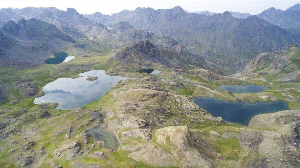 <p>Kaçkar Dağları Milli Parkı'nın güneybatısında 3 bin 150 rakımda Rize-Erzurum sınırında yer alan Yedigöller, doğa tutkunu ve fotoğraf sanatçılarının ilgi odağı oldu.</p>