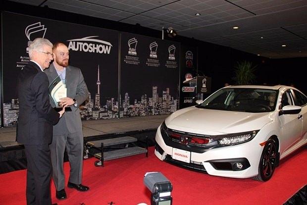 <p>Toronto Metro Convention Center salonlarında ilk gün sadece medya mensuplarını ağırlayan fuarda, 2016 yılının en iyi sedan tipi otomobili Honda Civic oldu.</p>

<p> </p>
