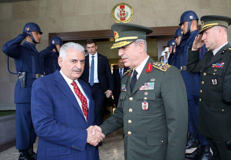 <p><strong>"BİLİŞİME KAFAYI YORMA, SIYIRIRSIN"</strong></p>

<p>Binali Yıldırım bakanlığı döneminde ‘bulut bilişim’ üzerine söylediği sözler de uzun süre konuşuldu. Yıldırım, “Bu bilişime fazla kafa yorarsan, sıyırırsın. Kullanacaksın ama kafayı taktın mı işin kötü ” sözleriyle gündeme gelmişti.</p>
